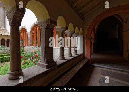 STRASBOURG, FRANCE, 24 juin 2021 : à l'intérieur des arches du cloître de l'église protestante Saint-Pierre-le-Jeune. Banque D'Images