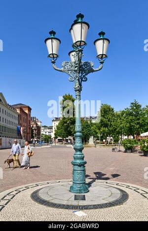 Wiesbaden, Allemagne - juillet 2021: Lampe-poste historique à partir de 1905 sur la place de la ville appelée 'Schlossplatz' Banque D'Images