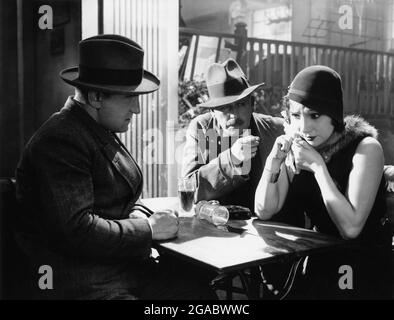 Au nom de la loi année : 1932 France Directeur : Maurice Tourneur Charles Vanel, Jean Dax, Marcelle Chantal Banque D'Images