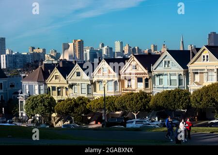 Les célèbres maisons victoriennes de cartes postales « Painted Ladies », San Francisco, Californie, États-Unis Banque D'Images