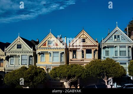 Les célèbres maisons victoriennes de cartes postales « Painted Ladies », San Francisco, Californie, États-Unis Banque D'Images