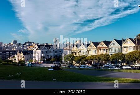 Les célèbres maisons victoriennes de cartes postales « Painted Ladies », San Francisco, Californie, États-Unis Banque D'Images