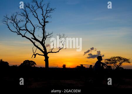 silhouette de vtt sur fond de ciel de coucher de soleil Banque D'Images