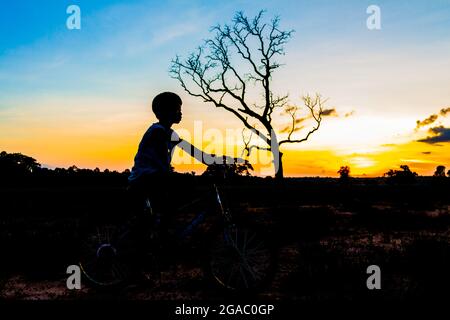 silhouette de vtt sur fond de ciel de coucher de soleil Banque D'Images