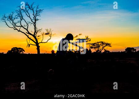 silhouette de vtt sur fond de ciel de coucher de soleil Banque D'Images