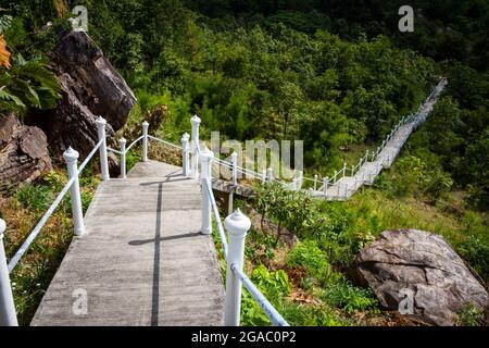 Escalier de rocher en haut, montagne Banque D'Images