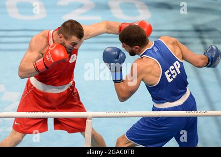 Tokyo, Japon. 30 juillet 2021. Boxe : Jeux olympiques, combat préliminaire, poids lourd léger, hommes, quarts de finale, Khataev (Russie) - Gafurova (Espagne), à Kokugikan Arena. Imam Khataev et Gazimamaged Sham Jalidov Gafurova en action. Credit: Swen Pförtner/dpa/Alay Live News Banque D'Images