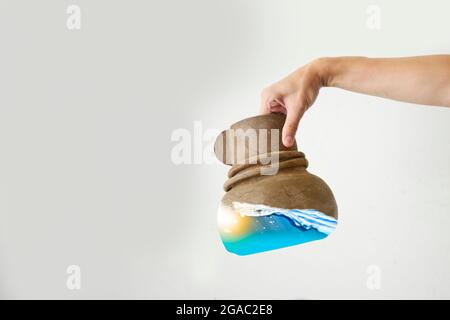 L'eau propre dans un pot d'argile-écologie et l'eau propre concept Banque D'Images