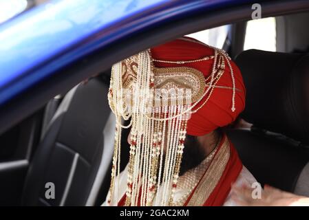 KOLKATA, INDE - 09 mai 2019: Détails de la tenue de marié au mariage Punjabi, accessoires de mariage indien Banque D'Images