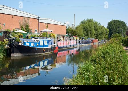 Bateaux le long de la rivière Lea navigation à Hertford, dans le sud de l'Angleterre, en été Banque D'Images