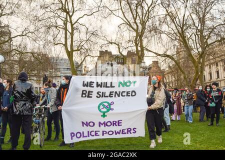 Les manifestants tiennent une bannière « plus de pouvoirs de police » à la réclamation ces rues protestent sur la place du Parlement. Des foules se sont rassemblées à Londres pour protester contre la réaction autoritaire de la police à la veillée Sarah Everard, ainsi que le nouveau projet de loi du gouvernement sur la police, le crime, la condamnation et les tribunaux, qui donnerait à la police de nouveaux pouvoirs pour faire face aux manifestations. Londres, Royaume-Uni 15 mars 2021. Banque D'Images