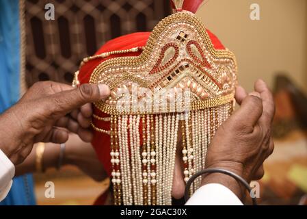 Marié indien posant pour des photos à l'extérieur avant la cérémonie Banque D'Images