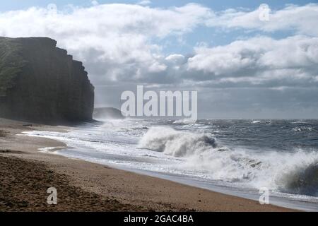 West Bay, Dorset, Royaume-Uni. 30 juillet 2021. Après une nuit de vents violents, des vagues s'enfervent sur la côte Dorset à West Bay, tandis que Storm Evert atteint le sud-ouest. Crédit : Tom Corban/Alay Live News Banque D'Images