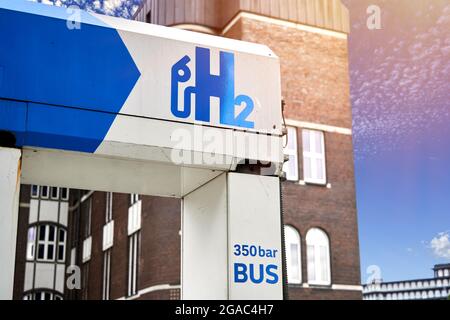 Partie d'une station de remplissage de gaz hydrogène pour les autobus alimentés par le gaz produit à partir de l'eau et de l'électricité Banque D'Images