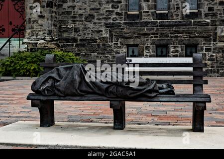 Sculpture sur banc en face de l'église Banque D'Images