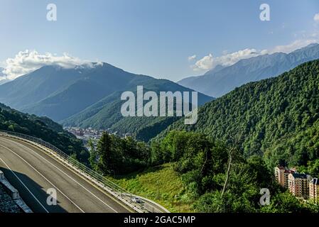 une autoroute sinueuse dans les montagnes. Banque D'Images