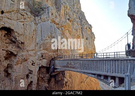 Pont suspendu très dangereux entre les montagnes de la place touristique de Caminito del Rey dans la Sierra de Ardales, Malaga, Andalousie, Espagne Banque D'Images