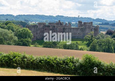 Le château de raglan est un château médiéval situé dans le comté de Monbucshire Banque D'Images