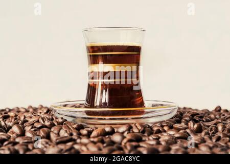 Gros plan sur le verre à espresso des grains de café Banque D'Images