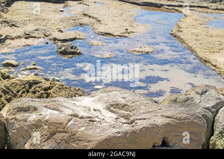 De grandes rochers avec de l'eau comme la marée descend de la Playa de la Costilla à Rota, Cadix, Andalousie, Espagne Banque D'Images