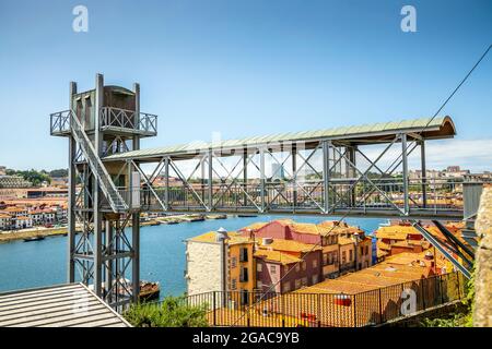 Ascenseur Iron Lada Ribeira dans le centre-ville de Porto, Portugal Banque D'Images