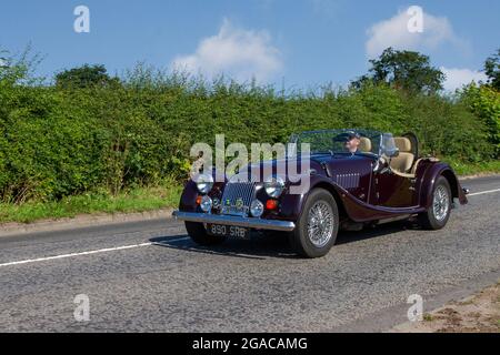 1998 90s années quatre-vingt-dix rouge Morgan 4/4 en route vers Capesthorne Hall Classic de juillet car show, Cheshire, Royaume-Uni Banque D'Images