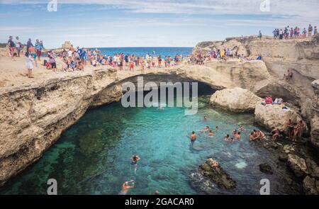 Grotta Della Poesia ou Grotte de Poésie. Personnes nageant dans une grotte naturelle de la mer à Roca Vecchia sur la côte Adriatique, Apulia, Italie. Lecce, Italie - 12 septembre 2017 Banque D'Images