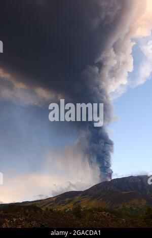 Paroxym de l'Etna volcans le 2021 juillet Banque D'Images