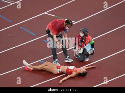 Tokyo, Japon. 30 juillet 2021. Lucia Rodriguez, d'Espagne, se repose sur la chaleur de 5 000 m des femmes aux Jeux Olympiques de Tokyo en 2020 à Tokyo, au Japon, le 30 juillet 2021. Credit: Jia Yuchen/Xinhua/Alay Live News Banque D'Images