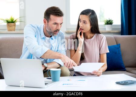 Jeune couple calcul de l'argent à la maison. Révision financière, concept du budget de l'habitation Banque D'Images