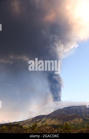 Éruption du volcan Etna le 20 juillet 2021. Mont Etna en Sicile, le plus haut volcan d'Europe et l'un de ses plus actifs. Banque D'Images