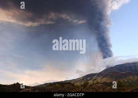 Éruption du volcan Etna le 20 juillet 2021. Mont Etna en Sicile, le plus haut volcan d'Europe et l'un de ses plus actifs. Banque D'Images