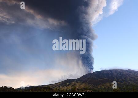 Éruption du volcan Etna le 20 juillet 2021. Mont Etna en Sicile, le plus haut volcan d'Europe et l'un de ses plus actifs. Banque D'Images