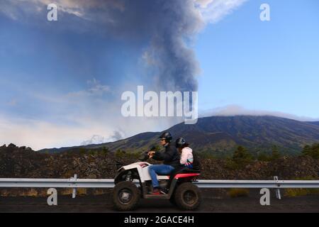Éruption du volcan Etna le 20 juillet 2021. Mont Etna en Sicile, le plus haut volcan d'Europe et l'un de ses plus actifs. Banque D'Images