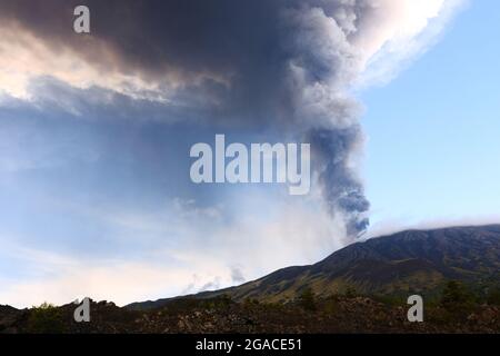 Éruption du volcan Etna le 20 juillet 2021. Mont Etna en Sicile, le plus haut volcan d'Europe et l'un de ses plus actifs. Banque D'Images