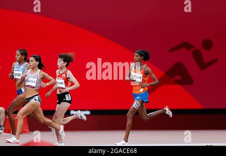 Tokyo, Japon. 30 juillet 2021. Sifan Hassan (1er R) des pays-Bas la chaleur de 5 000 m des femmes aux Jeux Olympiques de Tokyo en 2020 à Tokyo, Japon, le 30 juillet 2021. Crédit: Wang Lili/Xinhua/Alay Live News Banque D'Images