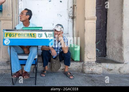 Tableau des travailleurs indépendants cubains remplissant des briquets, Holguin City Travel, Cuba, 2016 Banque D'Images