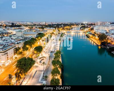 Vue aérienne de la partie historique avec la rivière à Séville le soir, Espagne Banque D'Images