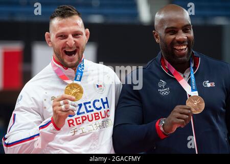 Tokyo, Japon. 30 juillet 2021. Le 100 juillet 2021, à Tokyo, au Japon, la judoka tchèque Lukas Krpalek montre sa médaille d'or après le match final masculin de 2020 kg contre Guram Tushishvili, de Géorgie, lors des Jeux olympiques d'été de Tokyo en 30. Sur le côté droit pose Teddy Riner de France avec la médaille de bronze. Crédit : Ondrej Deml/CTK photo/Alay Live News Banque D'Images