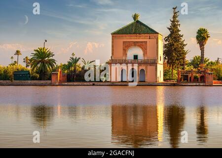 Le pavillon Menara se reflète sur le lac en fin d'après-midi sous le soleil à Marrakech, au Maroc Banque D'Images