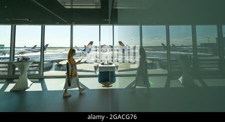 30 juillet 2021, Hessen, Francfort-sur-le-main : le tablier du terminal 1 C de l'aéroport de Francfort se reflète dans un moniteur du nouveau centre d'accueil. La nouvelle attraction ouvre à temps pour la période des fêtes. Sur 1,200 mètres carrés d'espace d'exposition, près de 30 expositions présentent des aperçus passionnants dans les coulisses de l'aéroport et du vol. Photo: Arne Dedert/dpa Banque D'Images