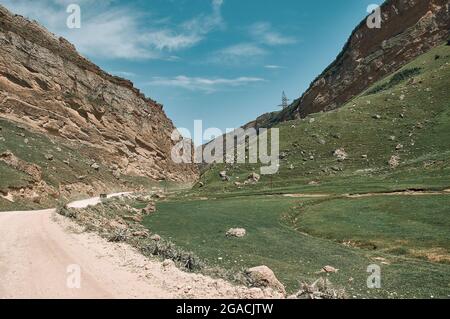 Route sinueuse dans les montagnes du Dagestan . Dagestan, Russie Banque D'Images