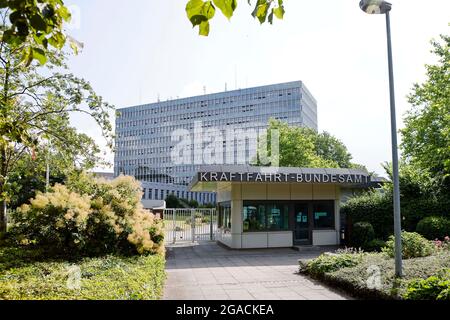 Flensburg, Allemagne. 28 juillet 2021. Le soleil brille sur l'Administration fédérale du transport automobile (KBA). La loi portant création de la KBA a été promulguée le 4 août 1951. Depuis le 5 mai 1952, l'autorité a son siège à Flensburg. Credit: Frank Molter/dpa/Alay Live News Banque D'Images