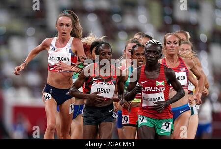 Eilish McColgan (à gauche), en Grande-Bretagne, en action pendant la deuxième chaleur des 5000 mètres féminins au stade olympique le septième jour des Jeux Olympiques de Tokyo en 2020 au Japon. Date de la photo : vendredi 30 juillet 2021. Banque D'Images