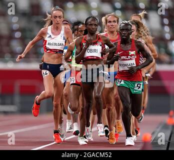 Eilish McColgan (à gauche), en Grande-Bretagne, en action pendant la deuxième chaleur des 5000 mètres féminins au stade olympique le septième jour des Jeux Olympiques de Tokyo en 2020 au Japon. Date de la photo : vendredi 30 juillet 2021. Banque D'Images