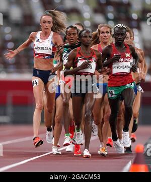 Eilish McColgan (à gauche), en Grande-Bretagne, en action pendant la deuxième chaleur des 5000 mètres féminins au stade olympique le septième jour des Jeux Olympiques de Tokyo en 2020 au Japon. Date de la photo : vendredi 30 juillet 2021. Banque D'Images