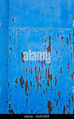 Ancienne porte en bois avec peinture écaillée, Diamantina, Brésil Banque D'Images
