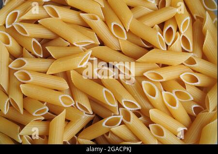 Penne Rigate Pasta, Penne est un type extrudé de pâtes avec des morceaux en forme de cylindre, leurs extrémités coupées à un biais. Penne est la forme plurielle de l'italien Banque D'Images
