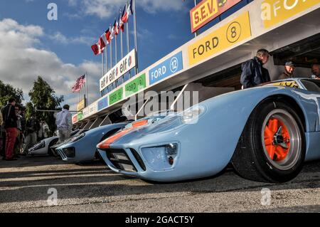 Re-création d'un terrain de voitures de course d'endurance concurrentes Ford GT40 le Mans 24Hr dans les stands garages. Voitures de course automobile de classe prototype de sport. GT 40 Banque D'Images