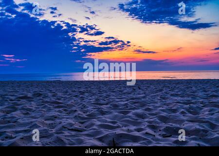 Magnifique coucher de soleil rose nuages au-dessus de la mer Baltique Banque D'Images